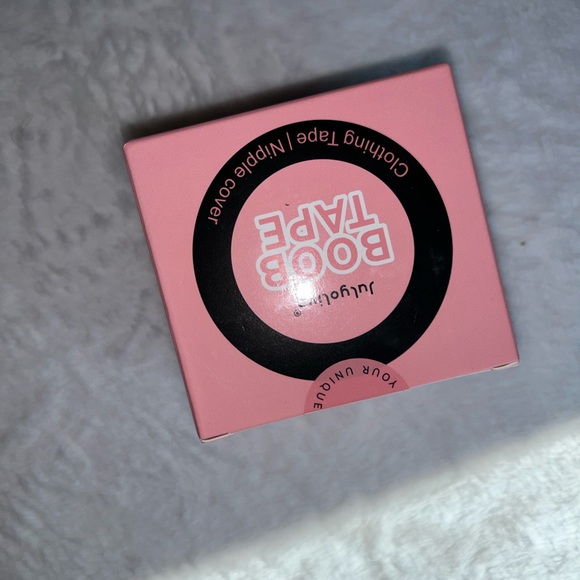 Boob Tape Kit Petals, Bra Tape, Push Up Nipple Tape - Picture 3 of 3